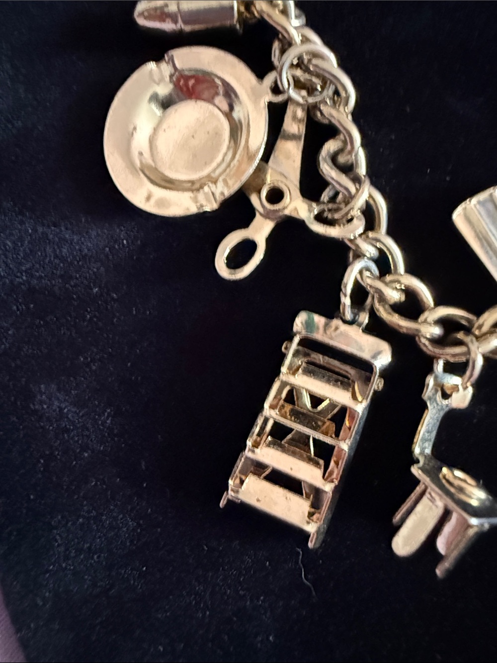 CORO excellent condition 18 Gold-Tone w/Charm Bracelet 1960’s collectible - Picture 15 of 16